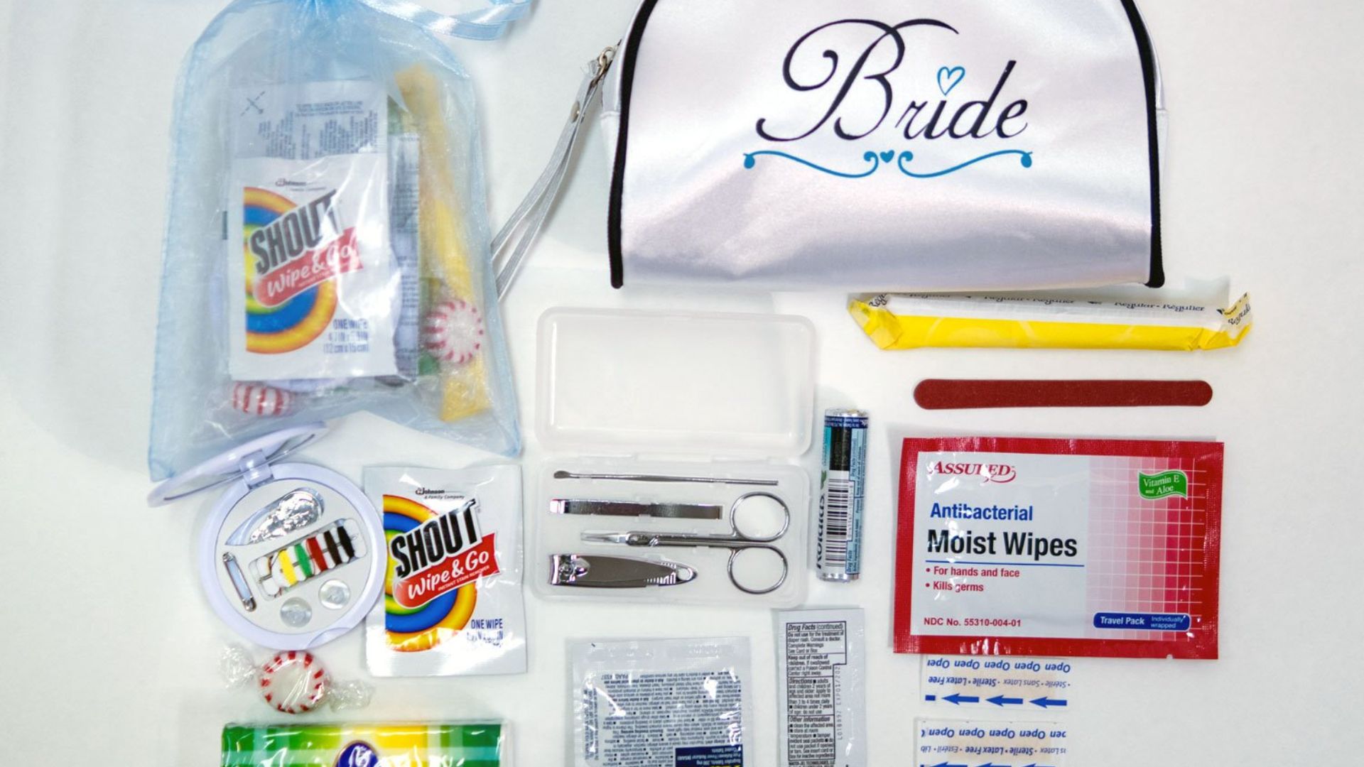Things you should include in your wedding day emergency kit 